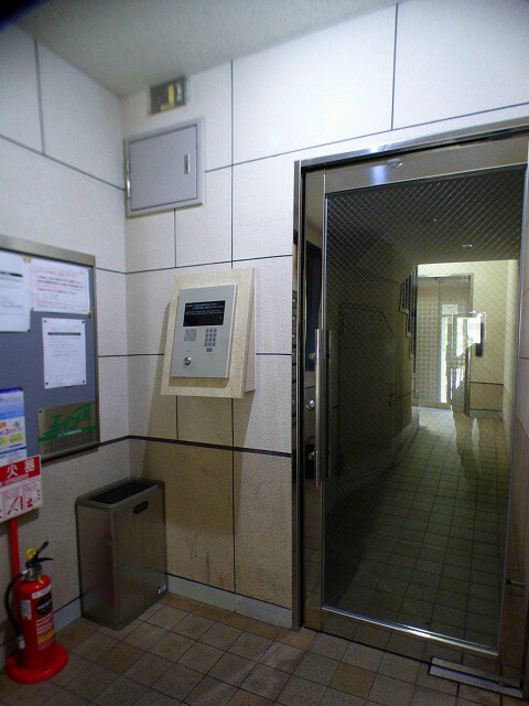 物件外観写真2　(緑あふれるエントランス)