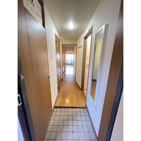 物件内観写真4　(明るい玄関)