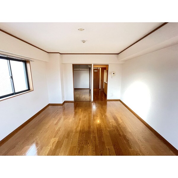 物件内観写真5　(２面採光で明るいリビング)