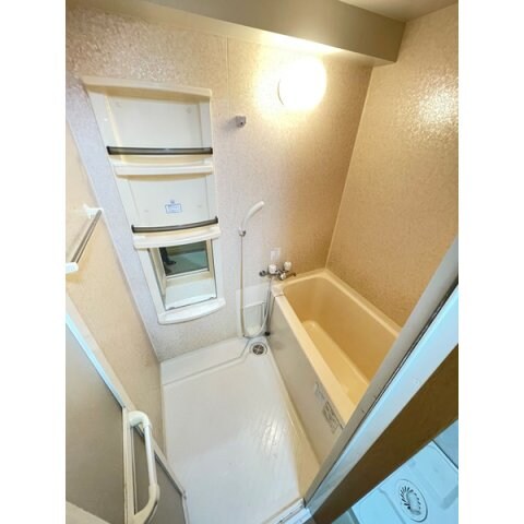 物件内観写真8　(鏡付バスルーム)