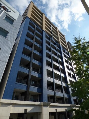 物件外観写真1　(青が目を引く外観です。)