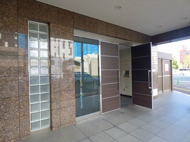 物件外観写真2　(素敵なエントランス)