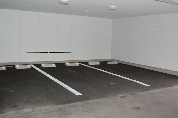 物件外観写真3　(屋根付き駐車場)