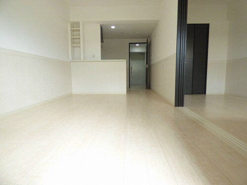 物件内観写真17　(広めの洋室部分でレイアウトしやすい間取りです★)