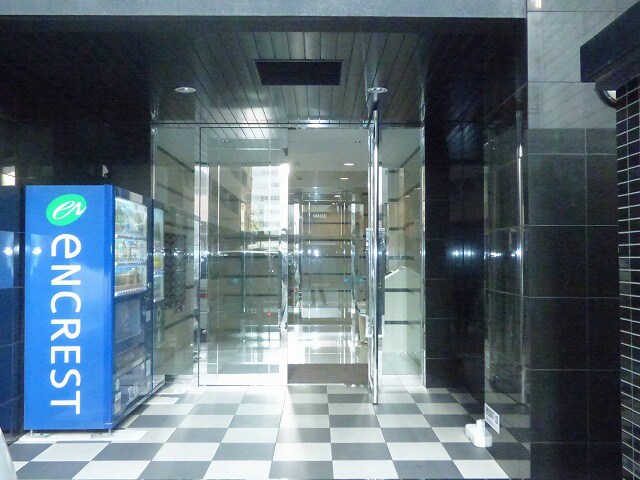 物件外観写真3　(明るいエントランス)