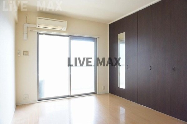 寝室(明るい室内です)