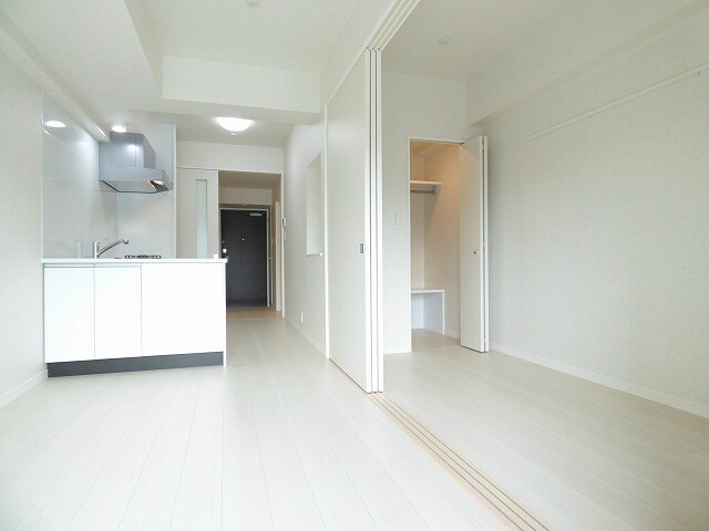 物件内観写真3　(リビングも広いです☆)