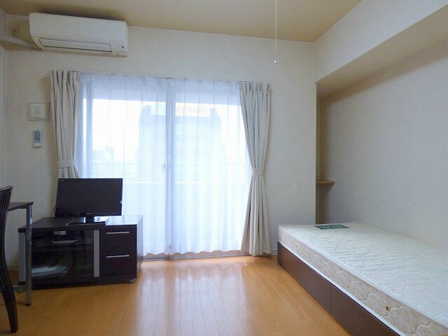 物件内観写真5　(広めの洋室部分でレイアウトしやすい間取りです★)