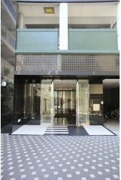 物件外観写真2　(明るいエントランス)