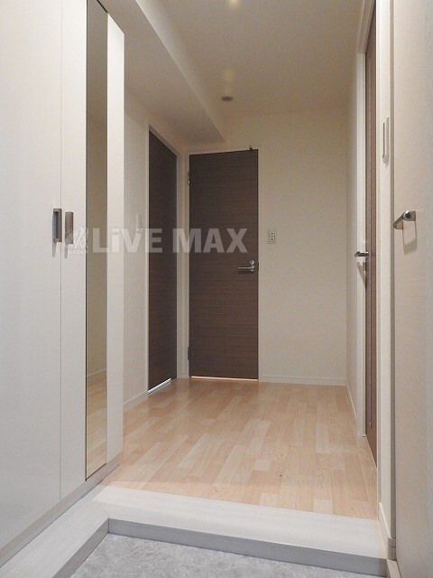 物件内観写真6　(奥行きのある玄関部分★)