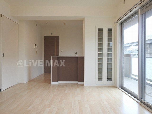 物件内観写真7　(広めの洋室部分でレイアウトしやすい間取りです★)