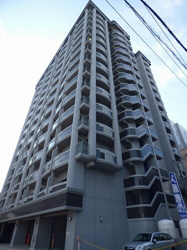 物件外観写真1　(外観は落ち着いています)