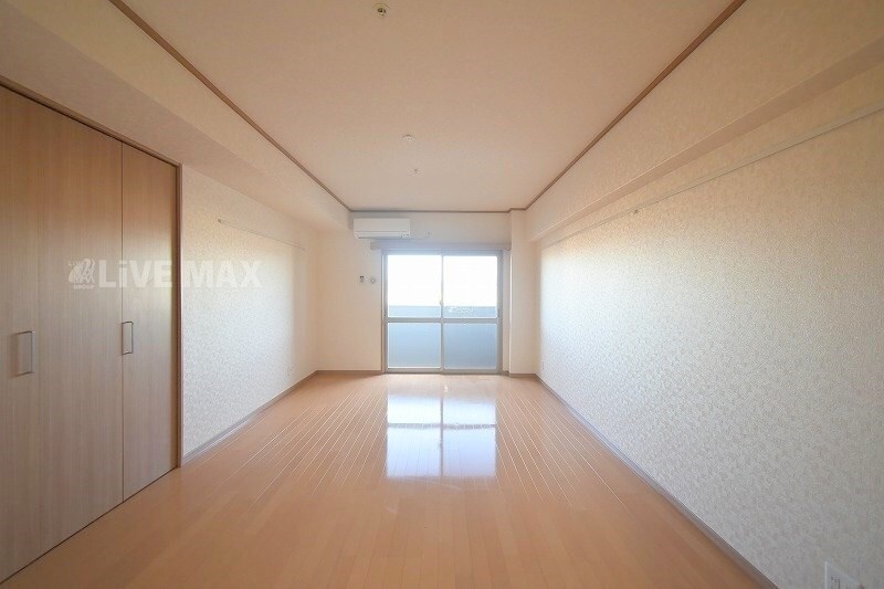 物件内観写真10　(広くて明るい寝室)