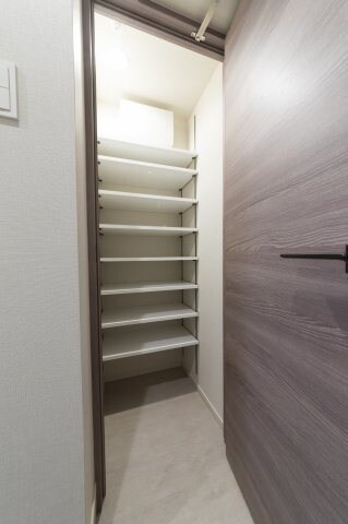 物件内観写真5　(シューズインクローゼット)