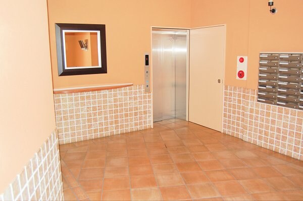 物件外観写真2　(エレベーター付き)