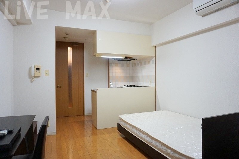 物件内観写真5　(明るいリビング)