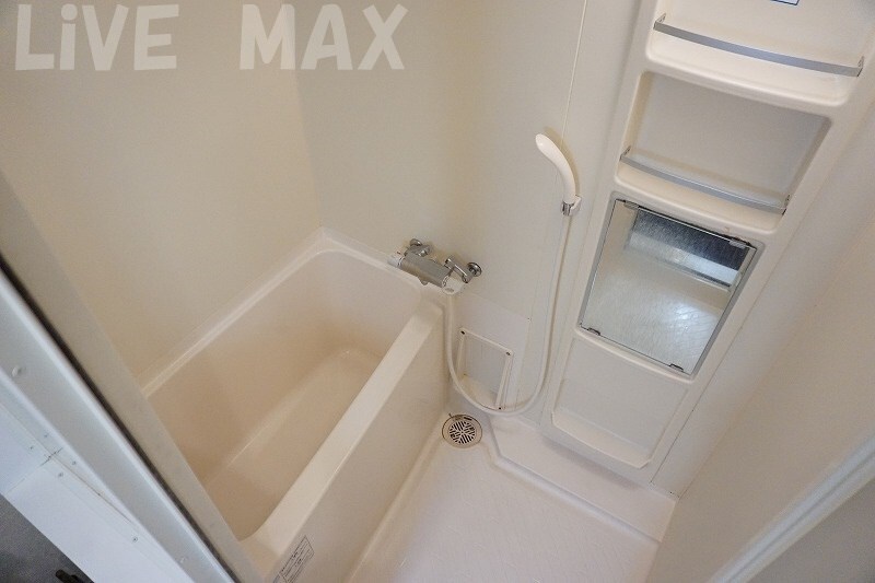 物件内観写真8　(鏡付きバスルーム)