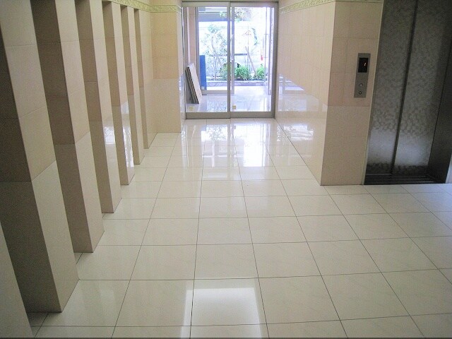 物件外観写真3　(キレイなロビー)