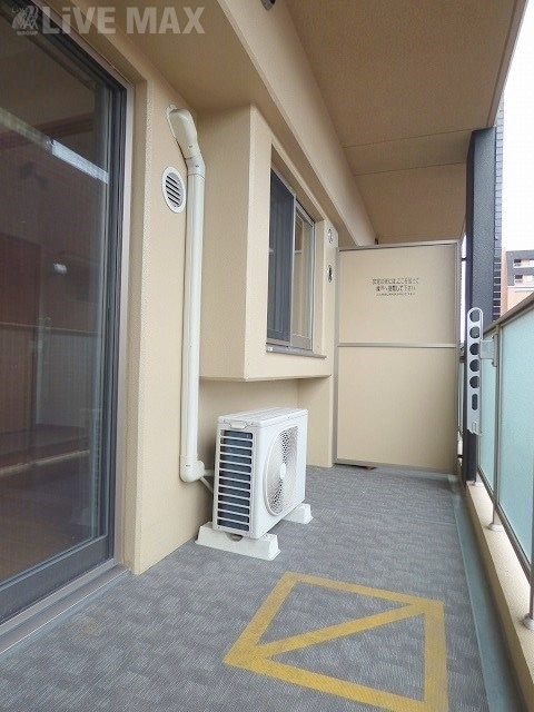 物件内観写真10　(広いベランダで洗濯物が早く乾きます)