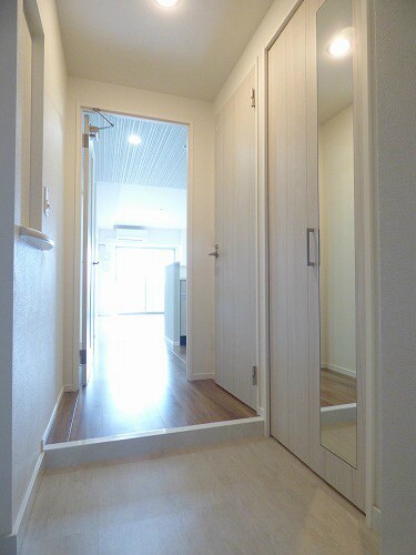 物件内観写真6　(奥行きのある玄関部分★)