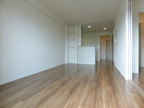 物件内観写真7　(広めの洋室部分でレイアウトしやすい間取りです★)