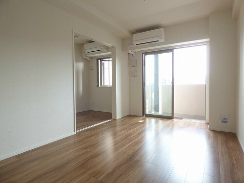 物件内観写真9　(広めの洋室部分でレイアウトしやすい間取りです★)