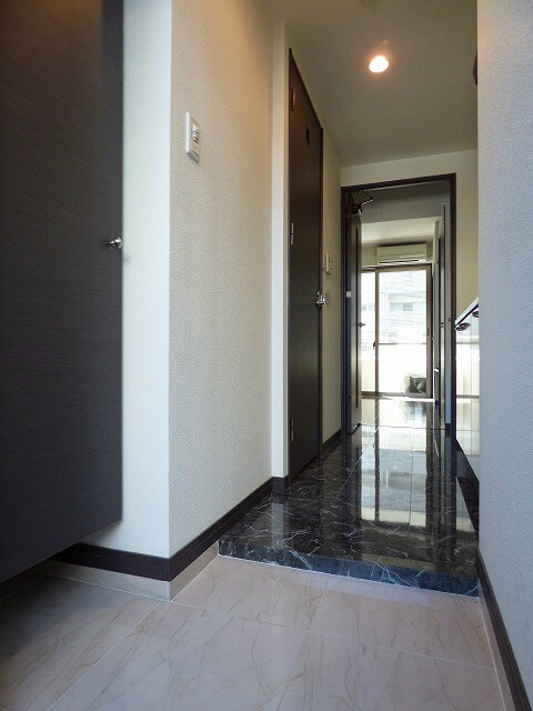 物件内観写真5　(玄関)