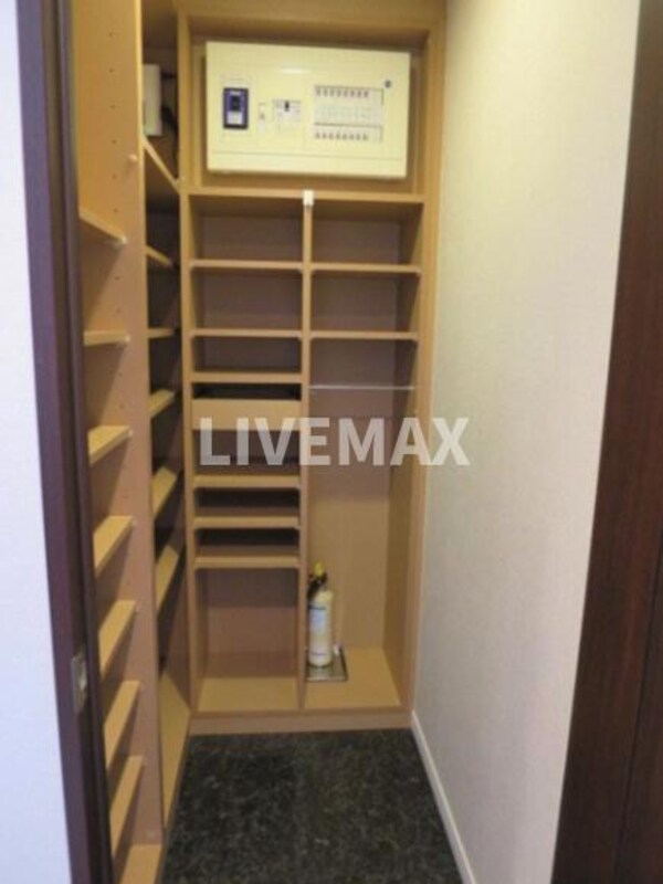 玄関(毎日通る玄関はこちらです)