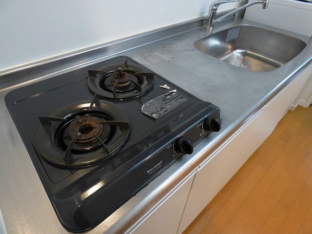 物件内観写真13　(シンクが広く、コンロ2口付きでお料理も快適です。)