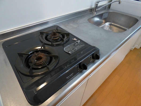 キッチン(シンクが広く、コンロ2口付きでお料理も快適です。)