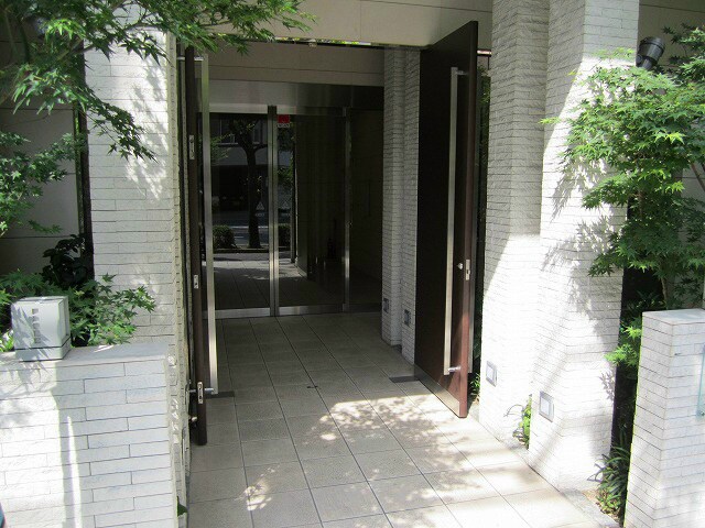 物件外観写真2　(素敵なエントランス)