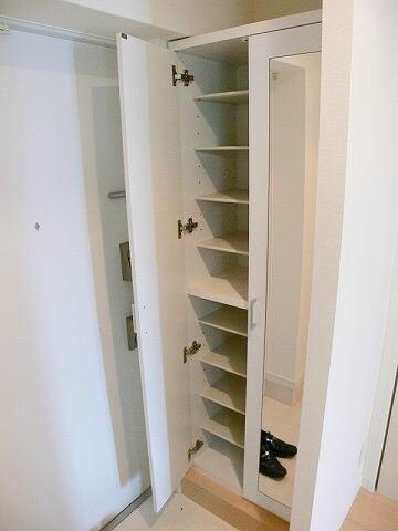 物件内観写真5　(広い玄関)