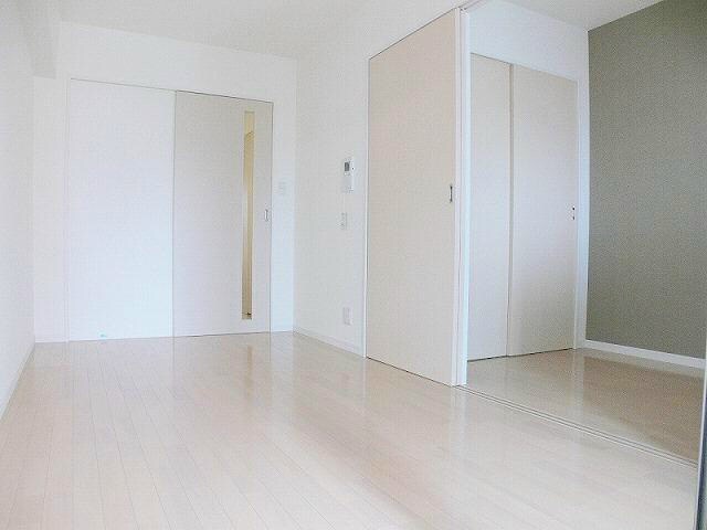 物件内観写真6　(明るいリビング)