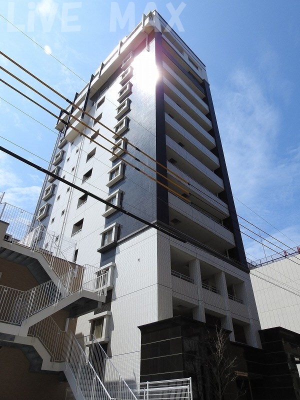 物件外観写真1　(モノトーンでお洒落な外観。)