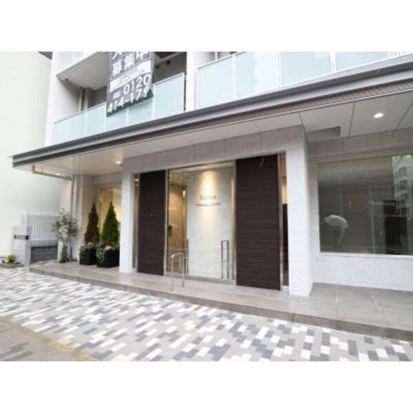 エントランス(～弊社では仲介手数料が賃料の半月分+税～)
