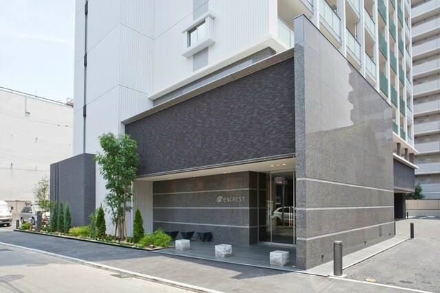 物件外観写真8　(重厚感のあるエントランスです！)