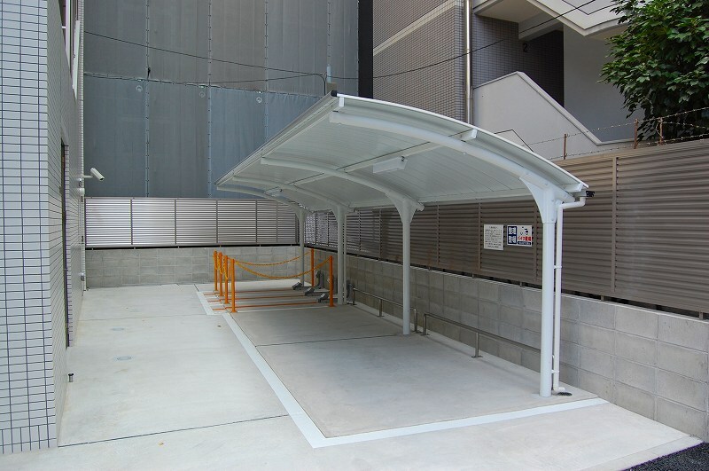 物件内観写真24　(屋根付きの駐輪場で少しは雨にも遮ぎれます。)