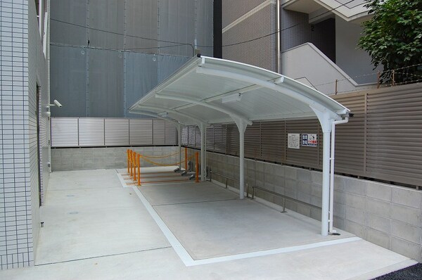 建物設備(屋根付きの駐輪場で少しは雨にも遮ぎれます。)