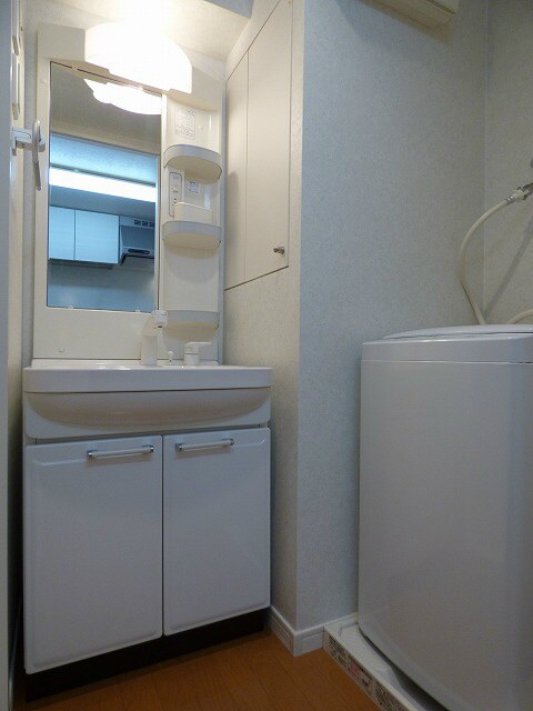 物件内観写真12　(明るい洗面所です)