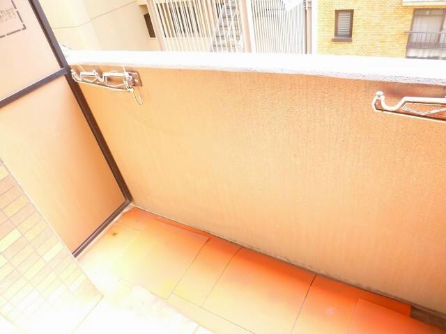 物件内観写真11　(ゆとりのあるベランダで、洗濯物も早く乾きます。)