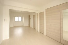 物件内観写真7　(白基調のリビング)