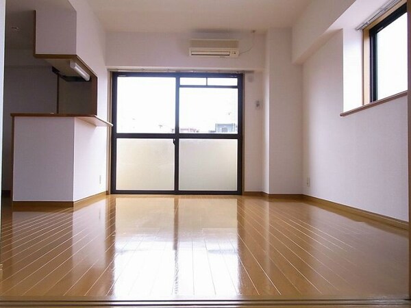 居室(こちらの居間で趣味の時間をお楽しみください)