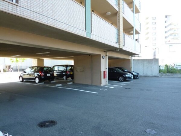 駐車場(車をお持ちの方に嬉しい駐車場付きの物件です)
