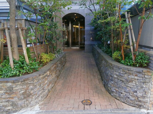 庭(緑あふれるエントランス)