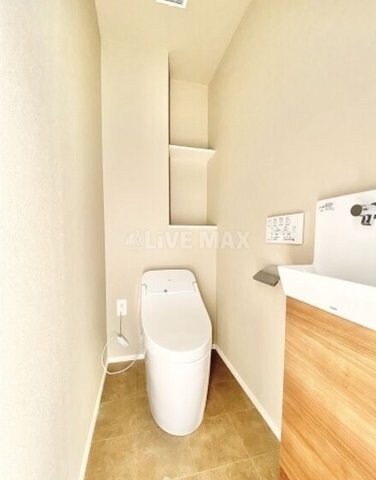 物件内観写真8　(ゆったりとした空間のトイレです)