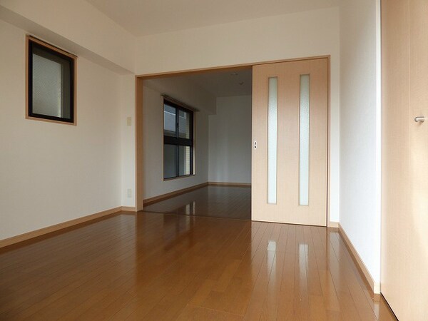 居室(広めの洋室部分でレイアウトしやすい間取りです★)