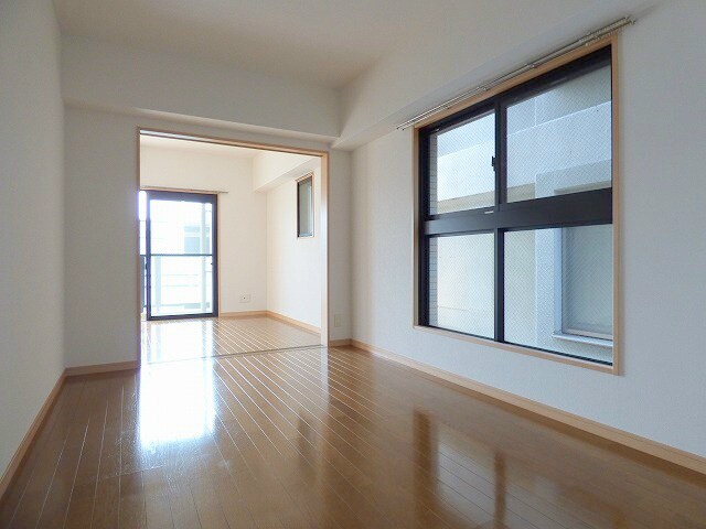 物件内観写真8　(広めの洋室部分でレイアウトしやすい間取りです★)