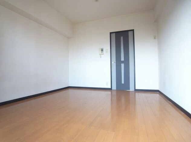 物件内観写真6　(明るいリビング)