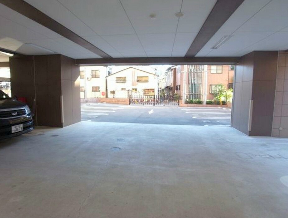 物件外観写真4　(敷地内駐車場)