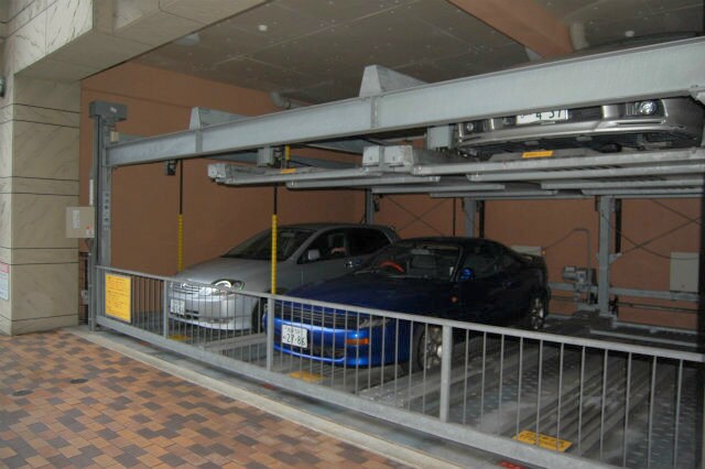 物件外観写真4　(敷地内駐車場)